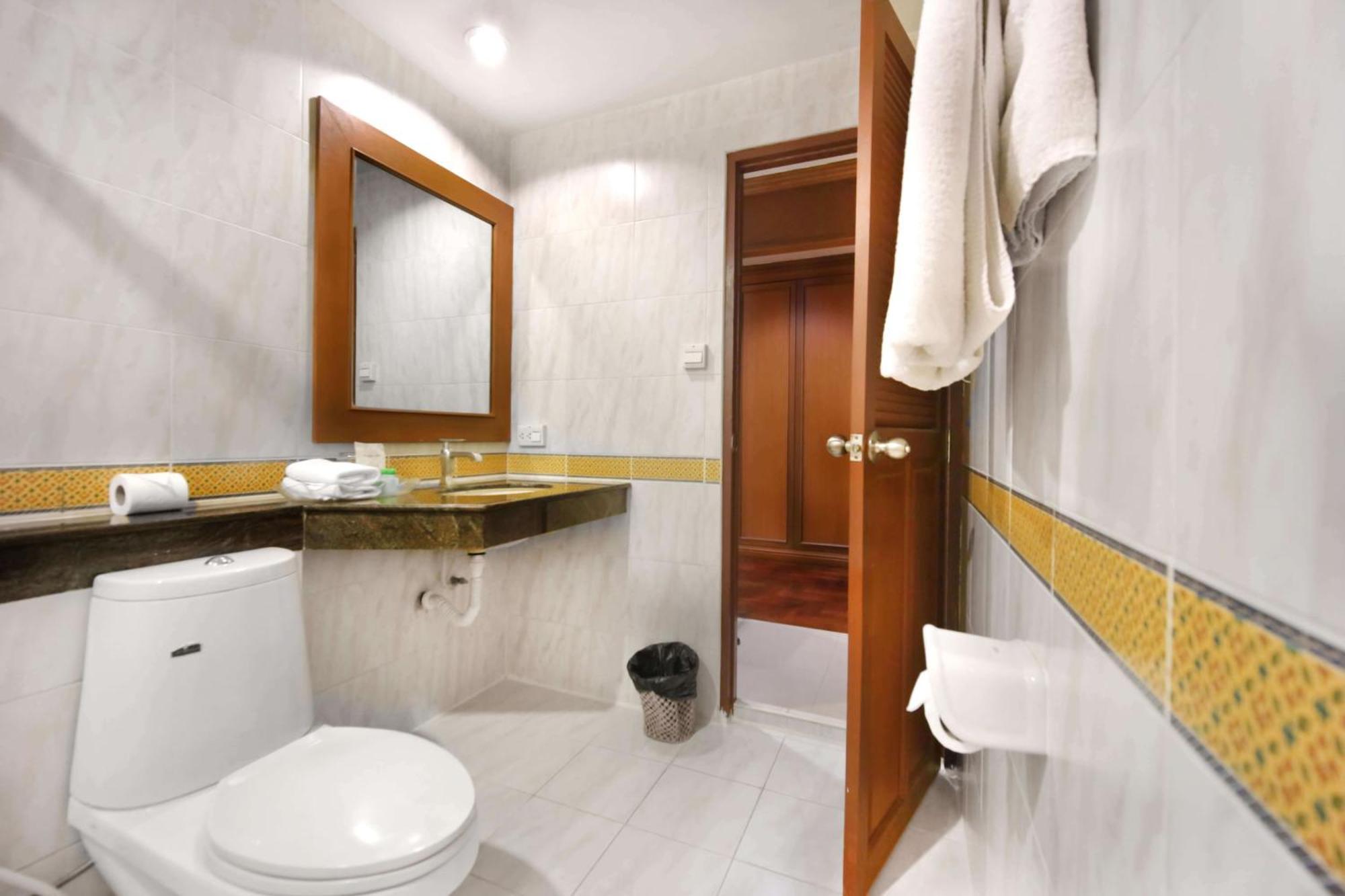Studio Suite By Royal Ivory Nana Bangkok Exterior foto