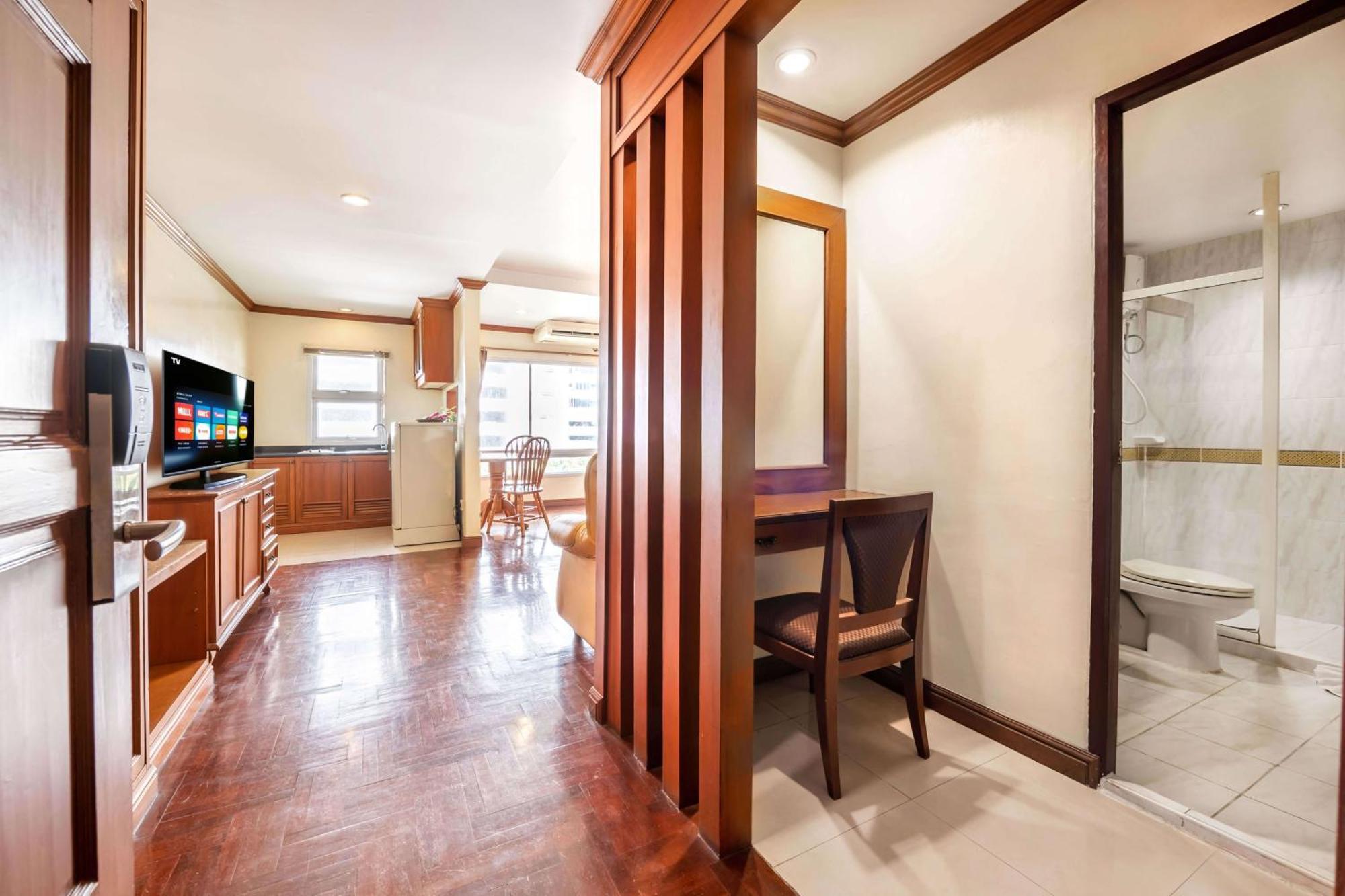 Studio Suite By Royal Ivory Nana Bangkok Exterior foto