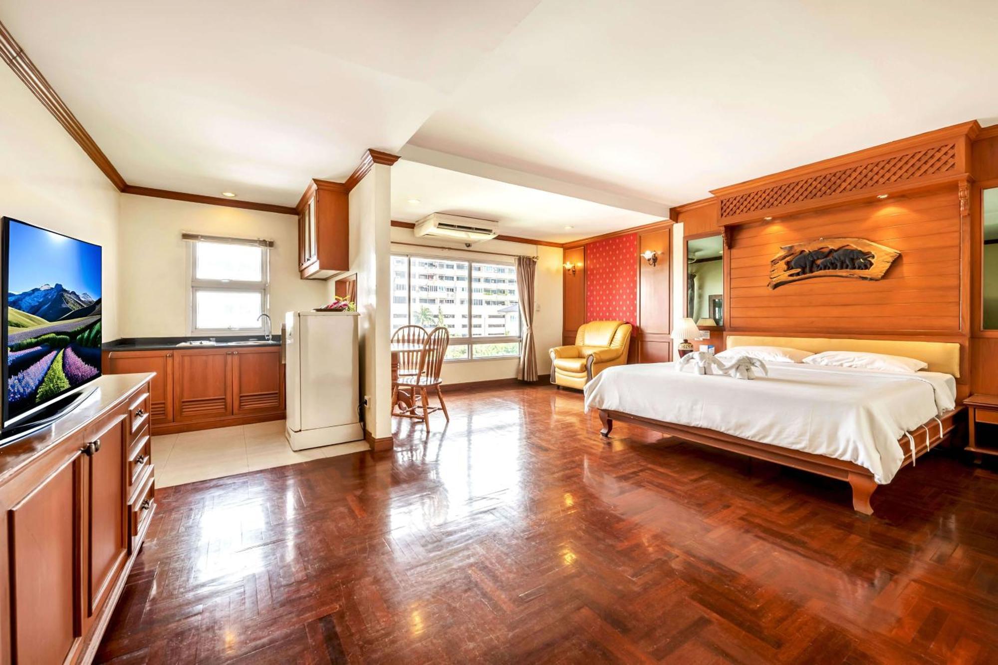 Studio Suite By Royal Ivory Nana Bangkok Exterior foto